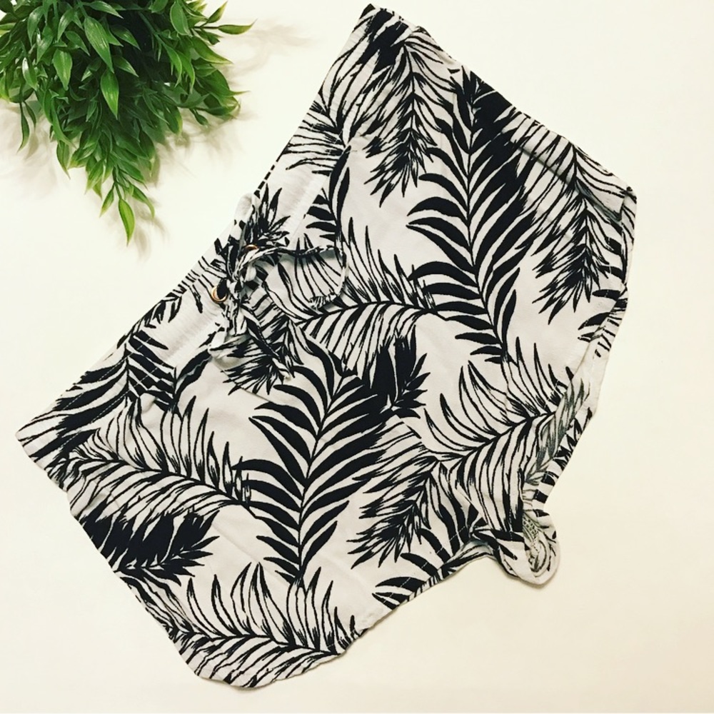Kendall & Kylie Black and White Palm Print Shorts